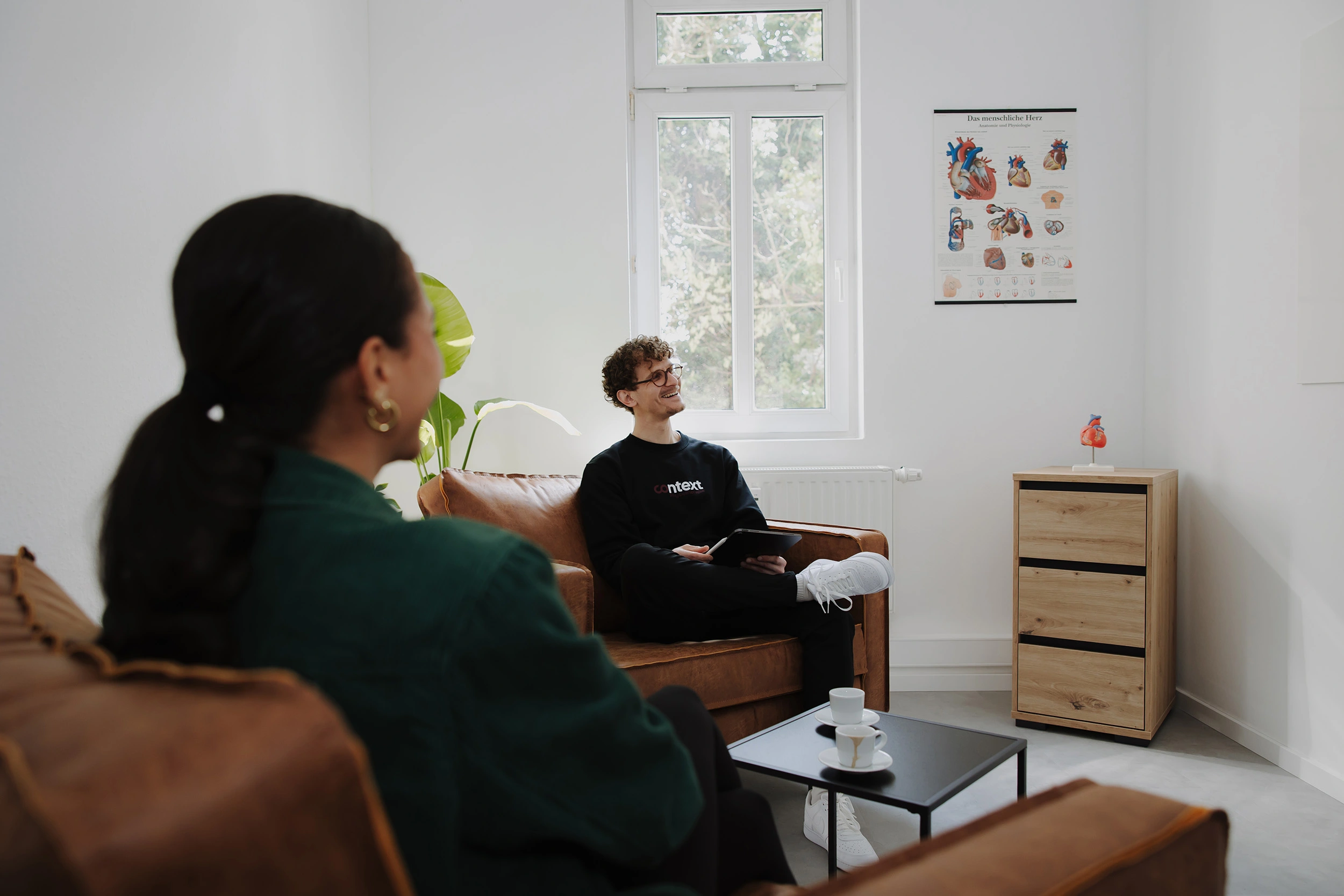 Tobi, Inhaber von context Physio, beim Erstgespräch in seiner Physiotherapie Praxis in Ludwigsburg