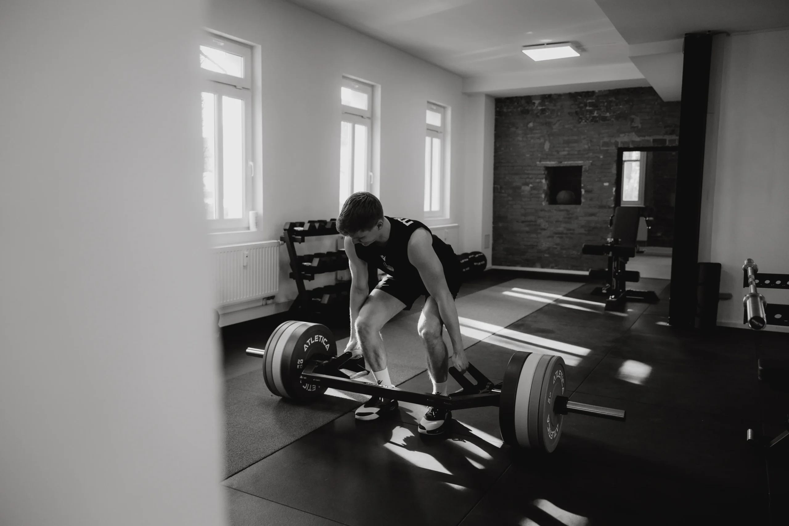Sportphysioterapie in Ludwigsburg mit einem Kunden, der Deadlifts durchführt