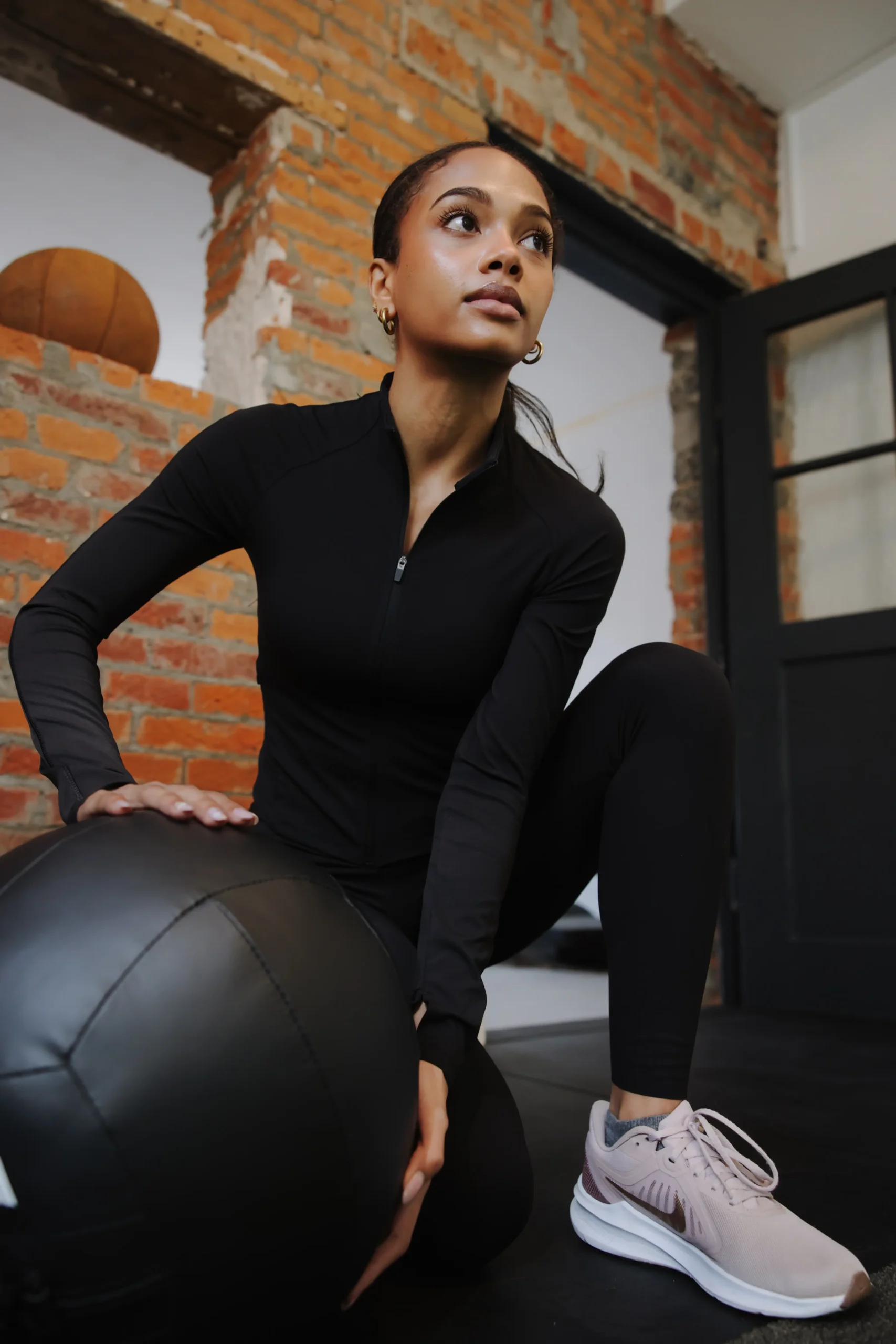 Personal Training in Ludwigsburg - Eine Kundin, mit einem Medizinball in der Praxis